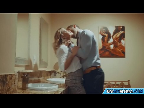 ❤️ Nigbati bilondi ti oyan ba tan ọ ni yara isinmi ti gbogbo eniyan ❤ Ohun onihoho ti ile ❌️